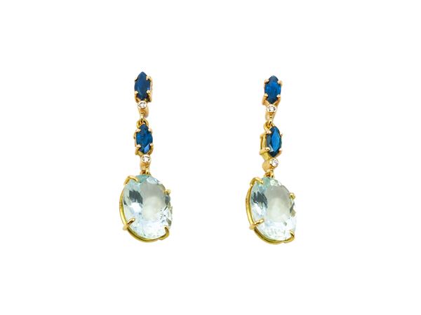 Orecchini pendenti in oro giallo con acquamarine, zaffiri e diamanti  - Asta Gioielli e Orologi - Maison Bibelot - Casa d'Aste Firenze - Milano