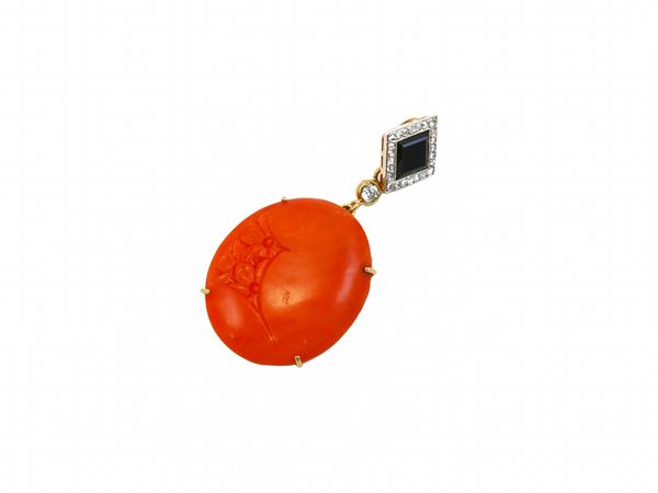 Pendente in oro giallo e platino con diamanti, onice e corallo arancio