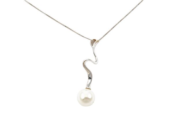 Catenina e pendente in oro bianco con perla coltivata