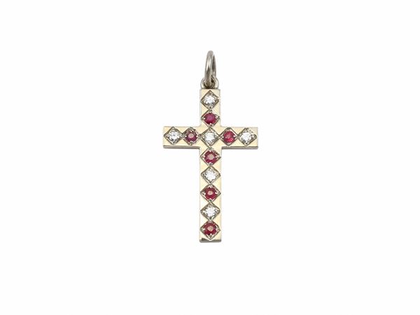 Pendente a croce in oro bianco con diamanti e rubini  - Asta Gioielli e Orologi - Maison Bibelot - Casa d'Aste Firenze - Milano