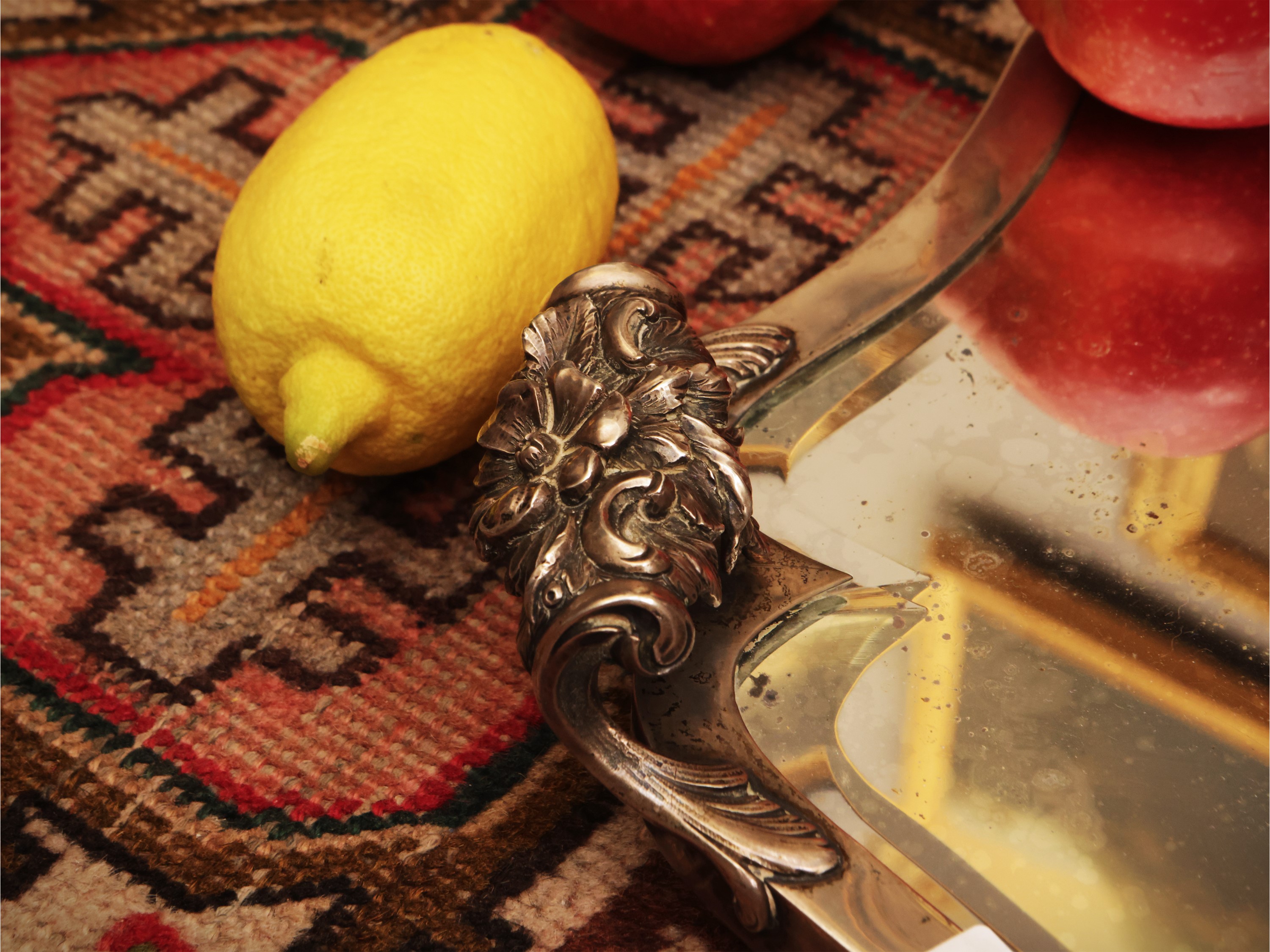 Vassoio a specchio con bordo in argento