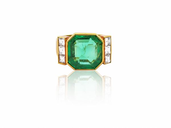 Anello in oro giallo con diamanti e smeraldo