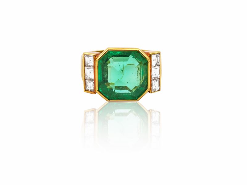 Anello in oro giallo con diamanti e smeraldo
