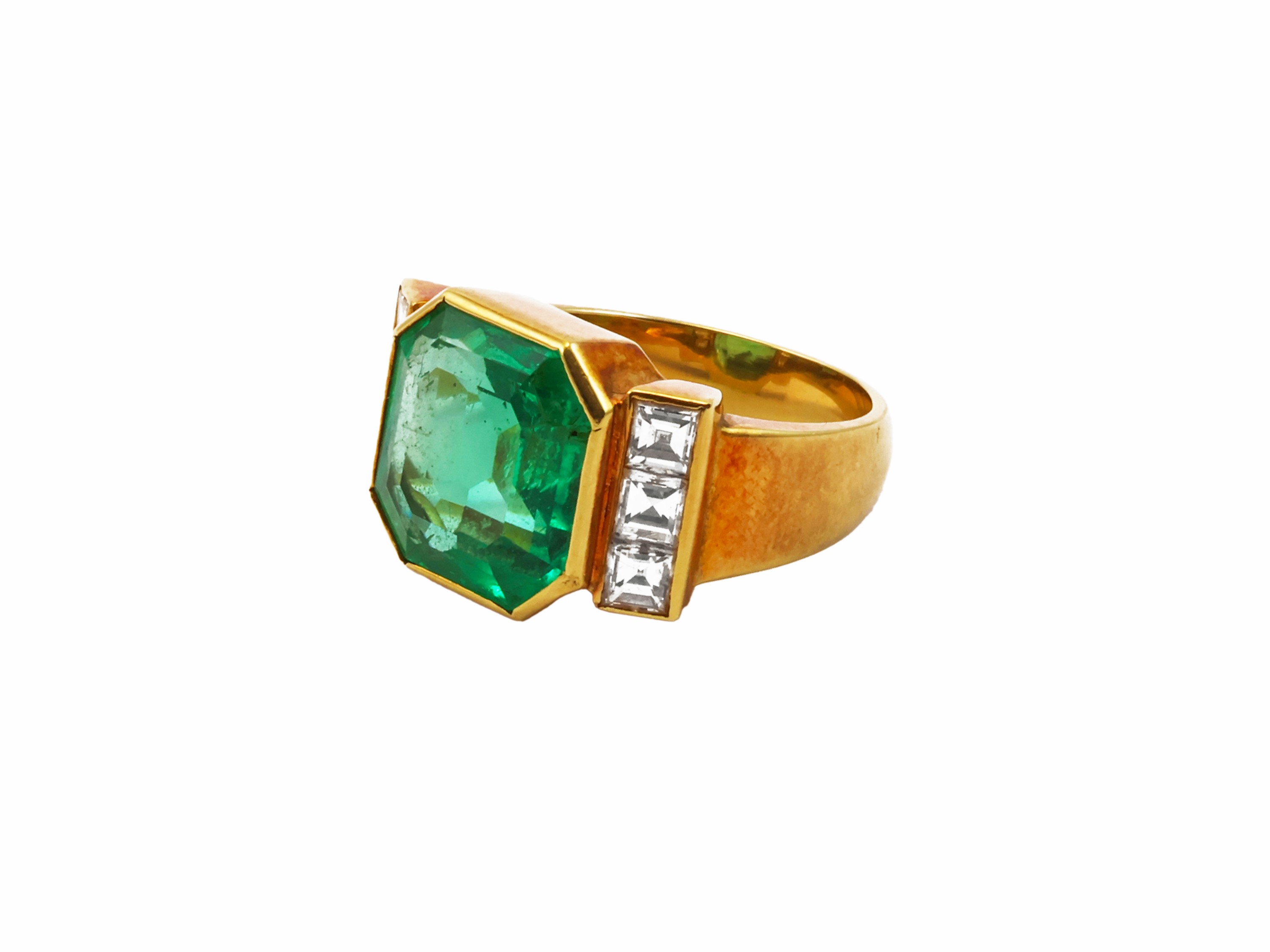 Anello in oro giallo con diamanti e smeraldo
