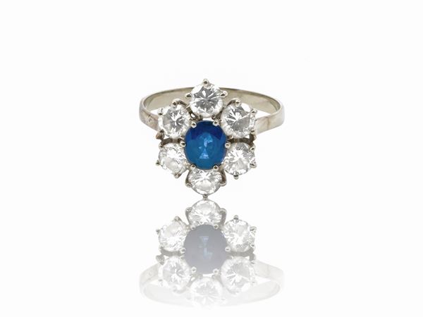 Anello a margherita in oro bianco con diamanti e zaffiro