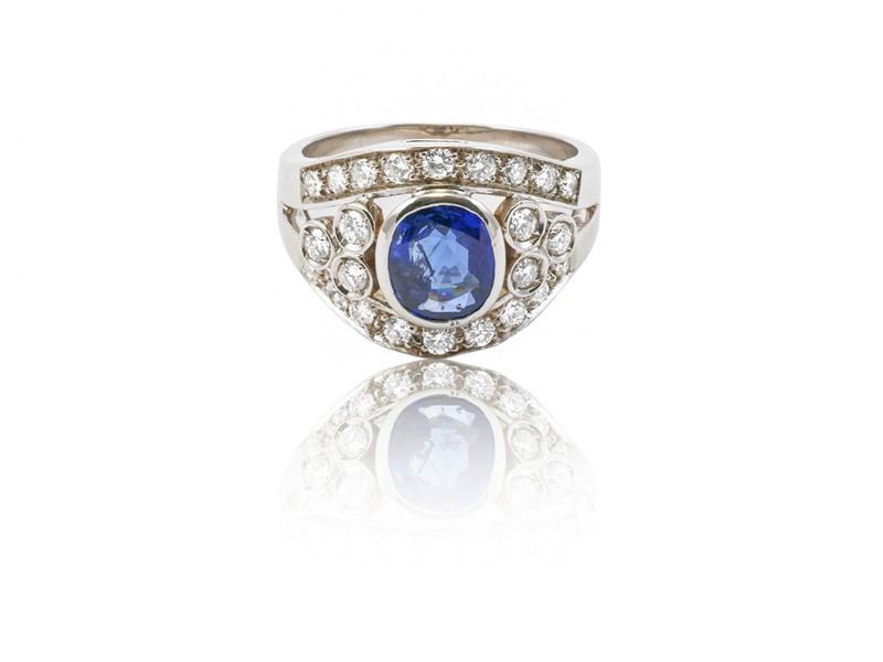 Anello in oro bianco con diamanti e zaffiro