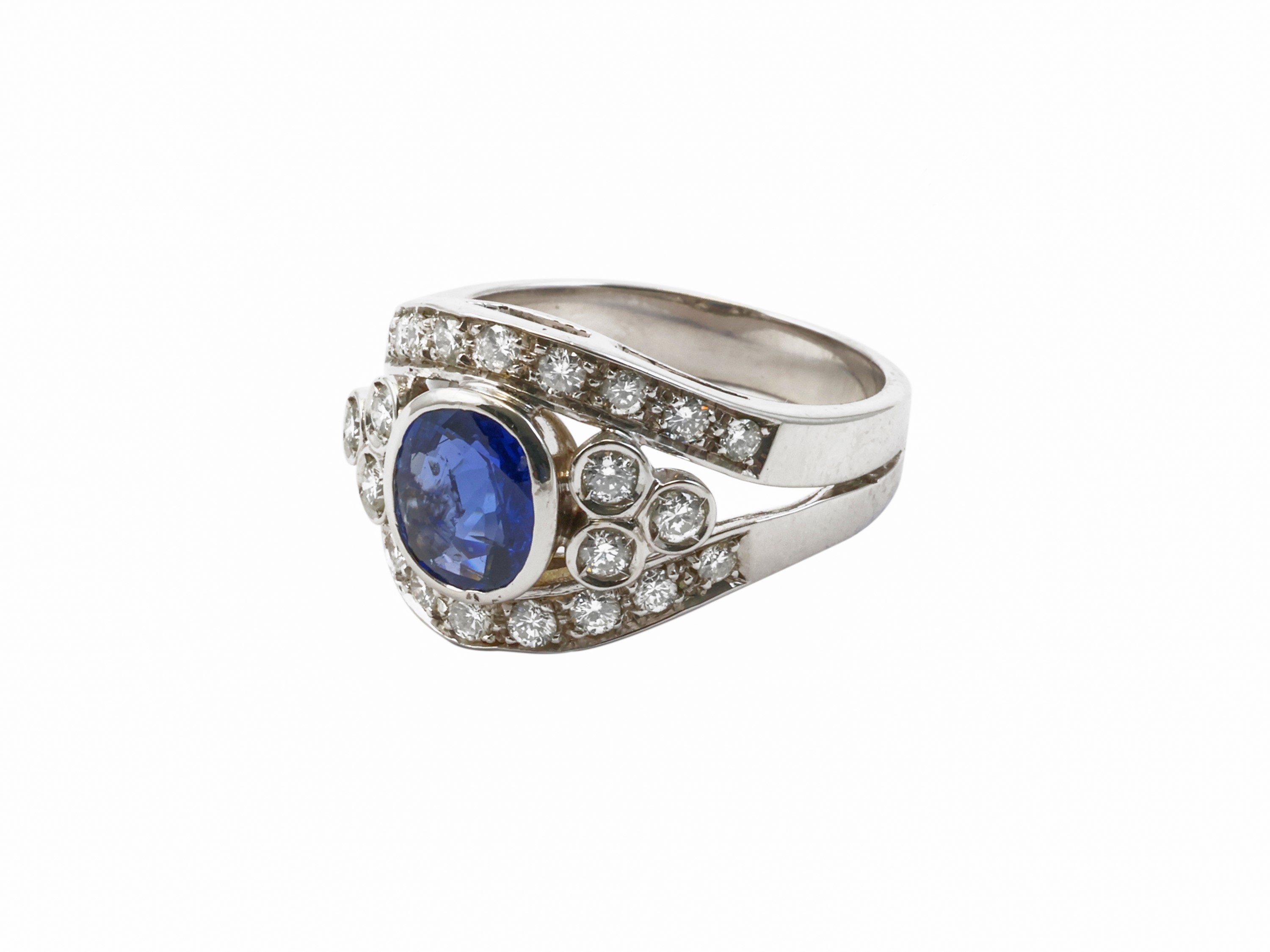 Anello in oro bianco con diamanti e zaffiro