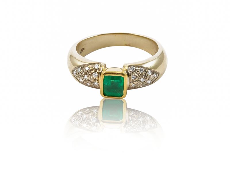 Anello fedina in oro giallo e bianco con diamanti e smeraldo