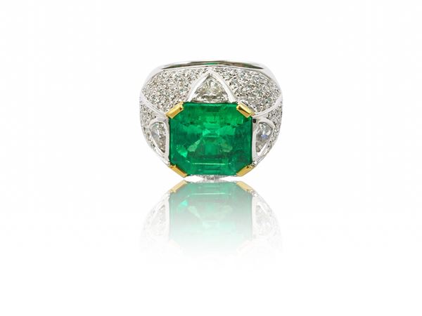 Anello in oro bianco e giallo con diamanti e smeraldo