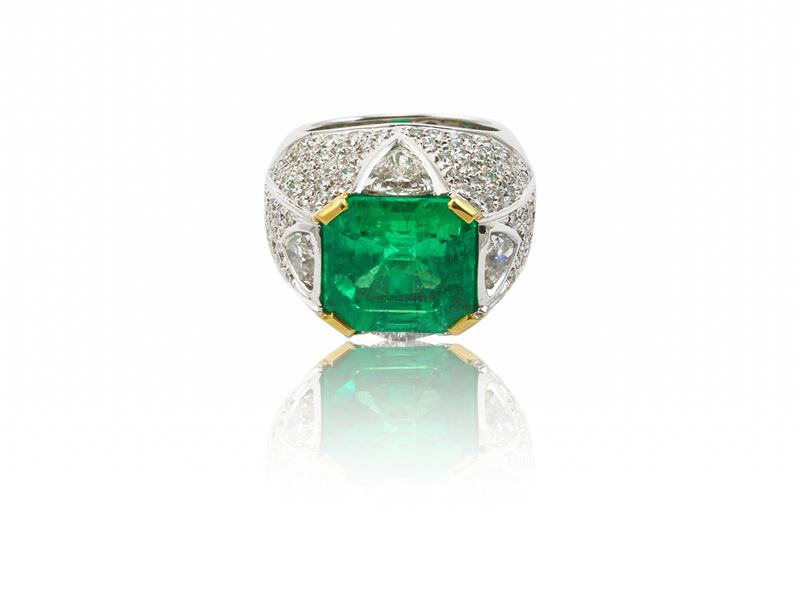 Anello in oro bianco e giallo con diamanti e smeraldo