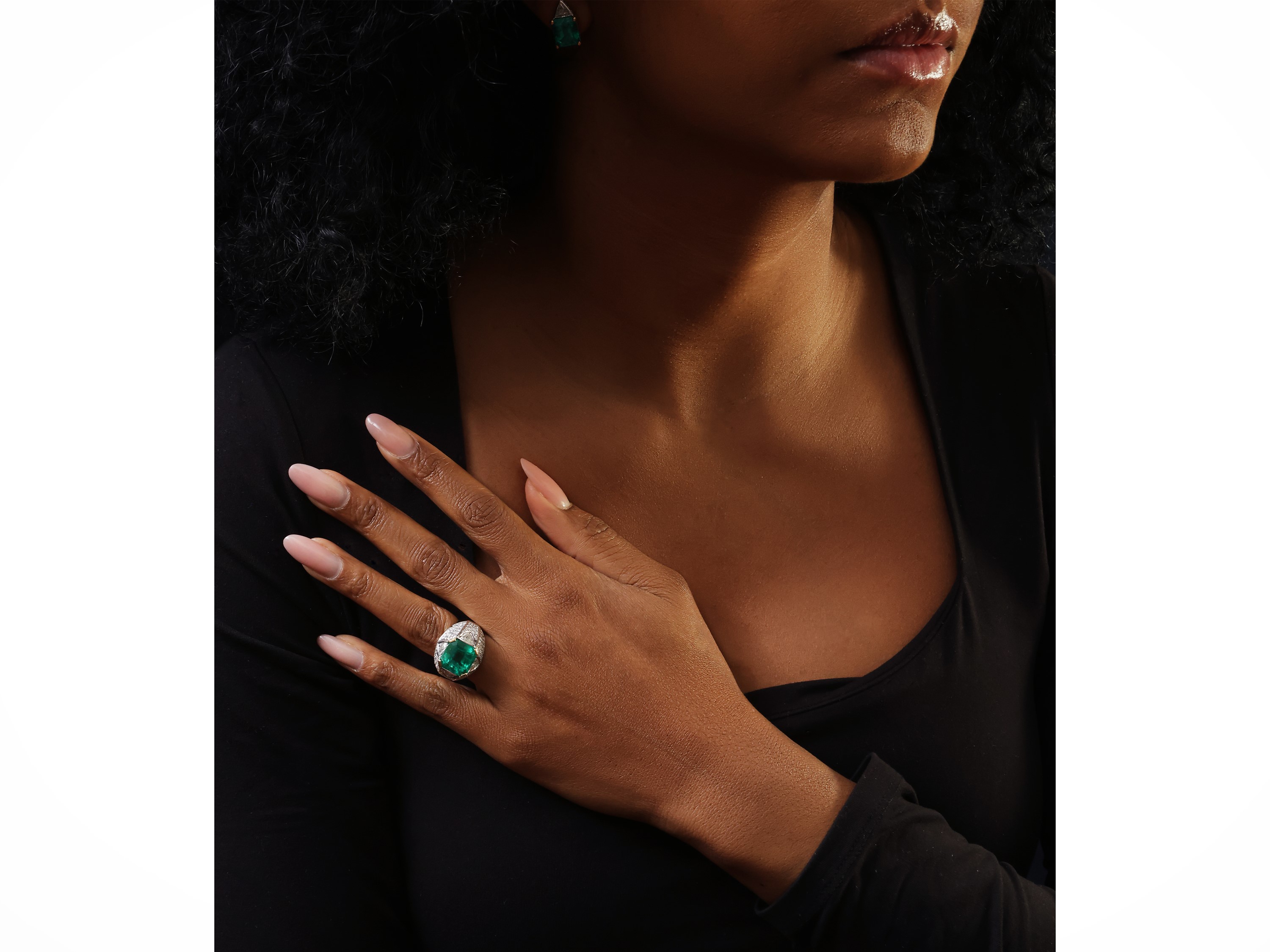 Anello in oro bianco e giallo con diamanti e smeraldo