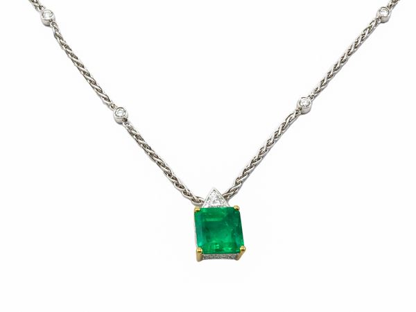 Collana in oro bianco e giallo con diamanti e smeraldo, firmata Crivelli