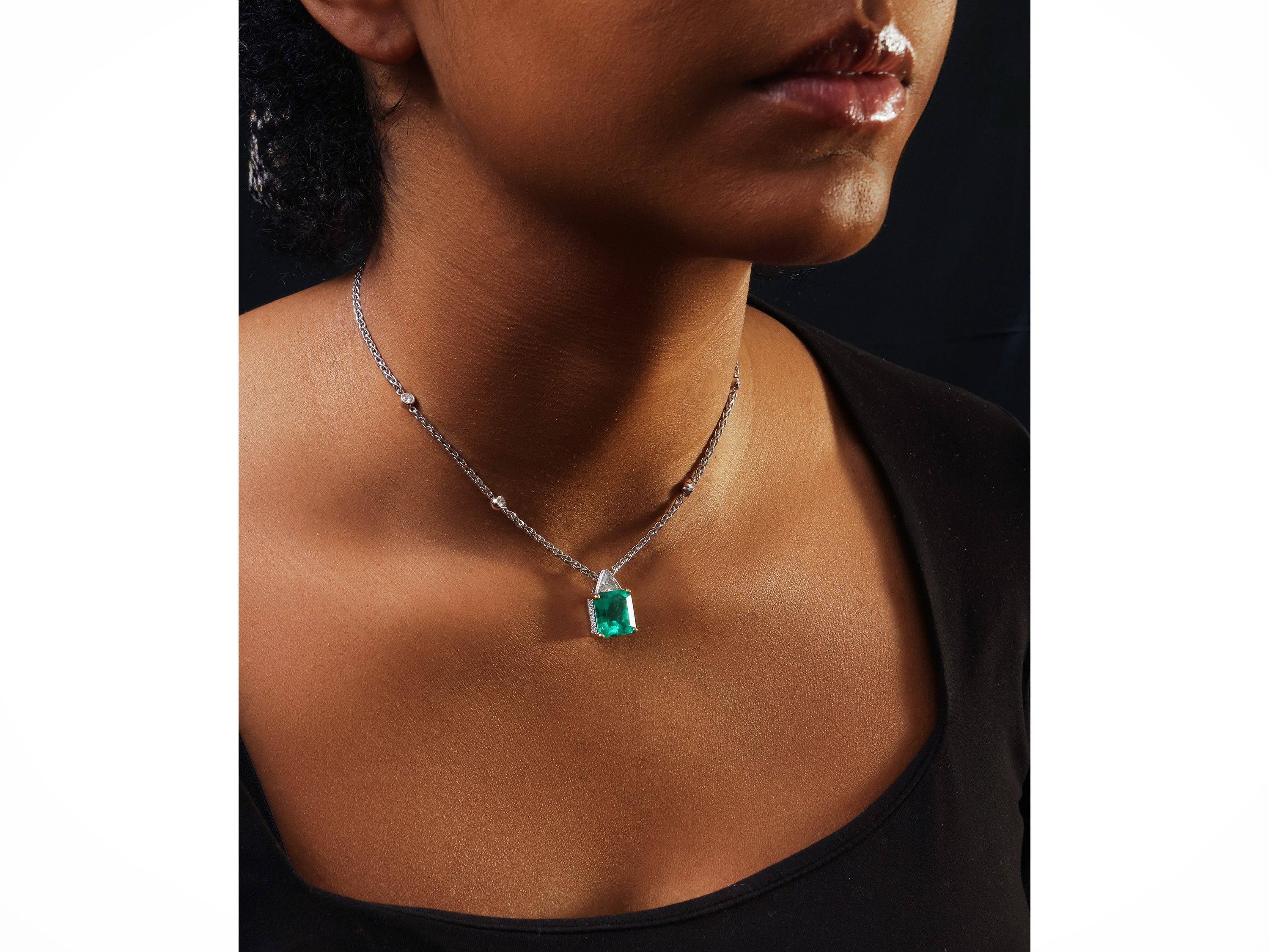 Collana in oro bianco e giallo con diamanti e smeraldo, firmata Crivelli