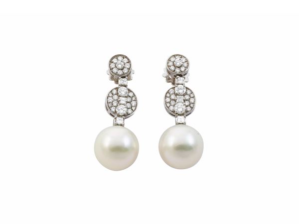 Orecchini pendenti in oro bianco con diamanti e perle South Sea  - Asta Gioielli e Orologi - Maison Bibelot - Casa d'Aste Firenze - Milano