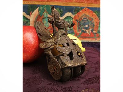 Oggetto rituale himalayano in bronzo, figura di dakini su base mobile, Tibet, XVIII–XIX secolo