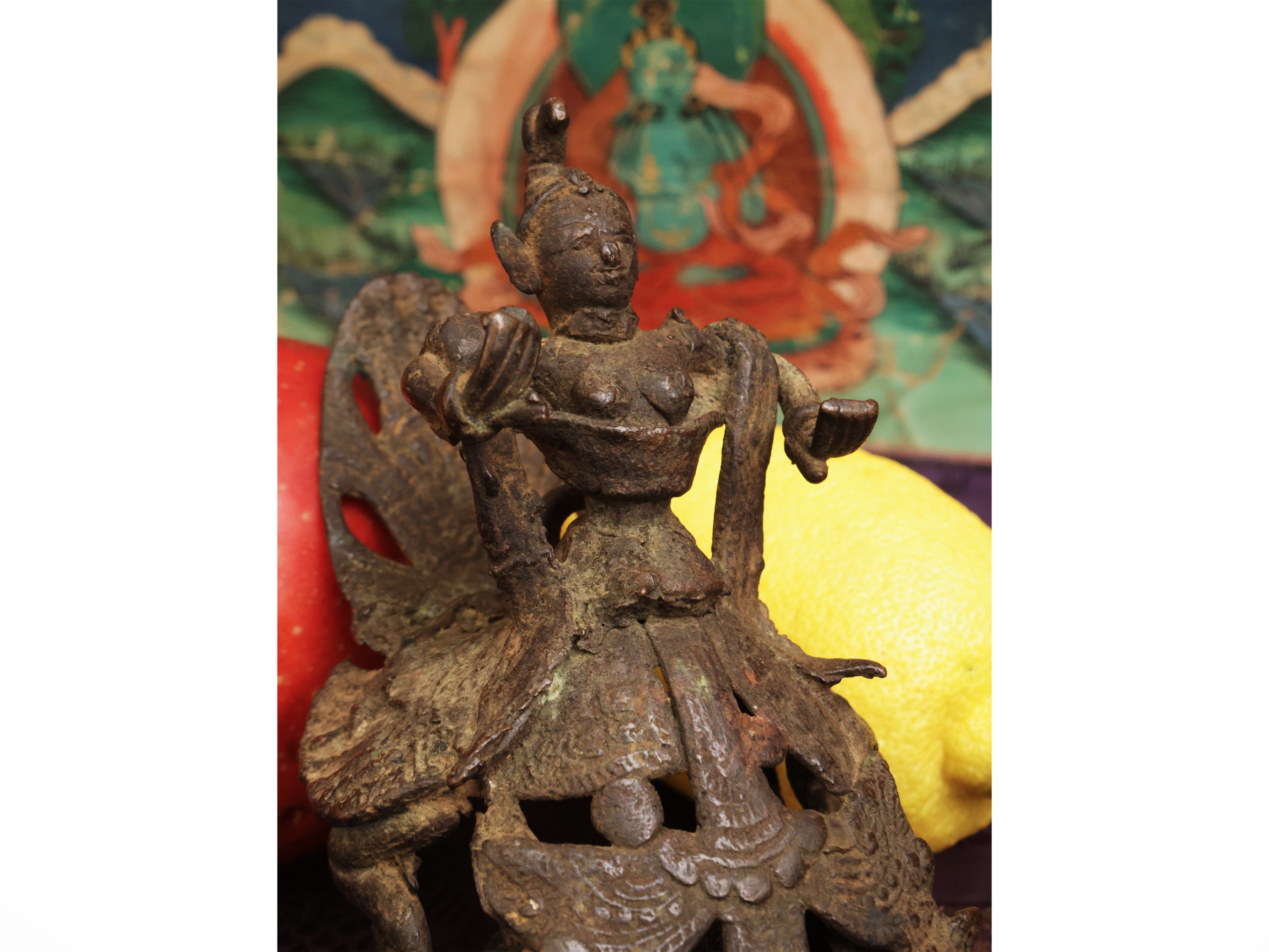 Oggetto rituale himalayano in bronzo, figura di dakini su base mobile, Tibet, XVIII–XIX secolo