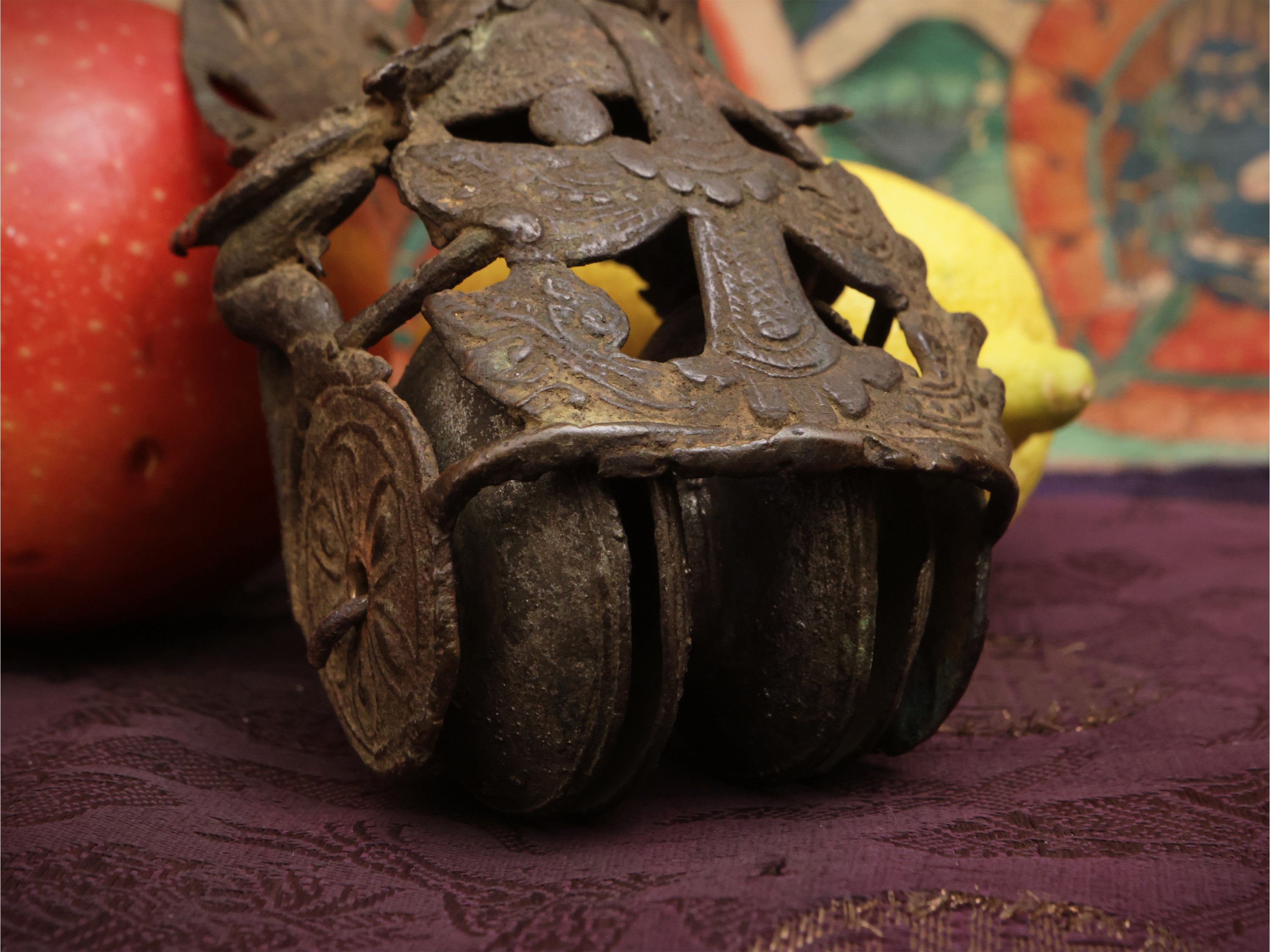 Oggetto rituale himalayano in bronzo, figura di dakini su base mobile, Tibet, XVIII–XIX secolo