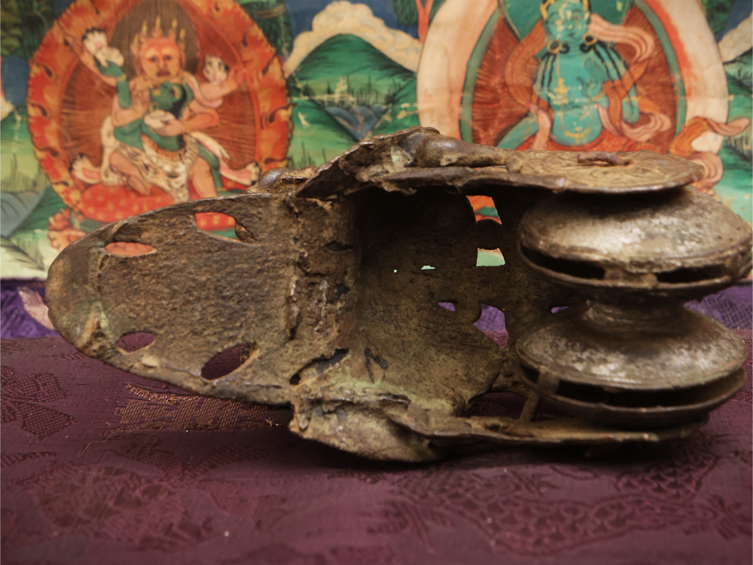 Oggetto rituale himalayano in bronzo, figura di dakini su base mobile, Tibet, XVIII–XIX secolo