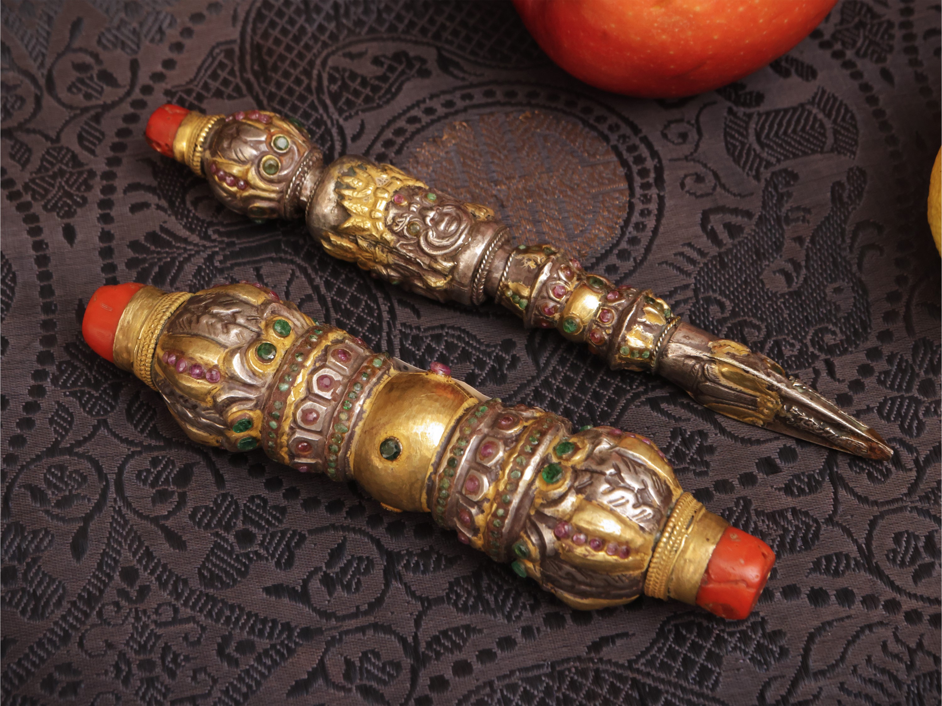 Due oggetti rituali himalayani: Vajra e Phurba, metallo misto con parti dorate, Tibet, sec. XIX