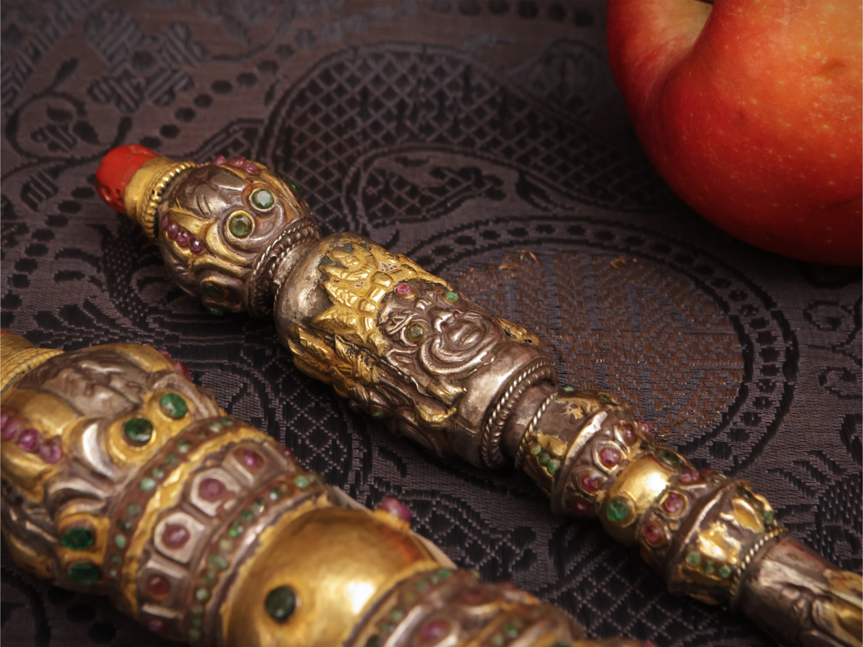 Due oggetti rituali himalayani: Vajra e Phurba, metallo misto con parti dorate, Tibet, sec. XIX