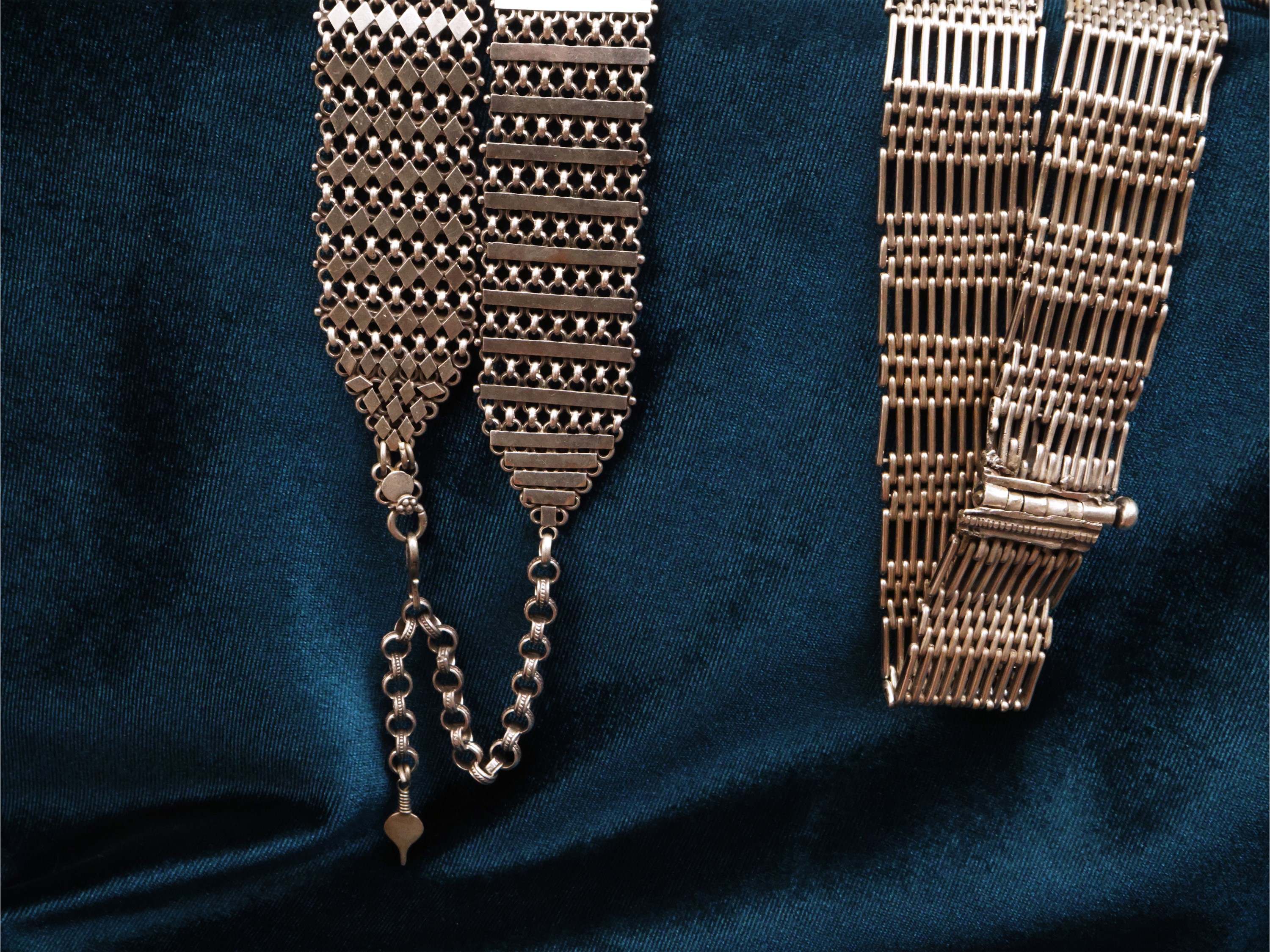 Tre cinture indiane in argento lavorato a maglia e filigrana, con terminali decorativi.