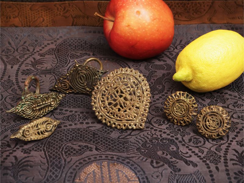 Gruppo di sei timbri indiani in bronzo inciso, sec. XIX–XX