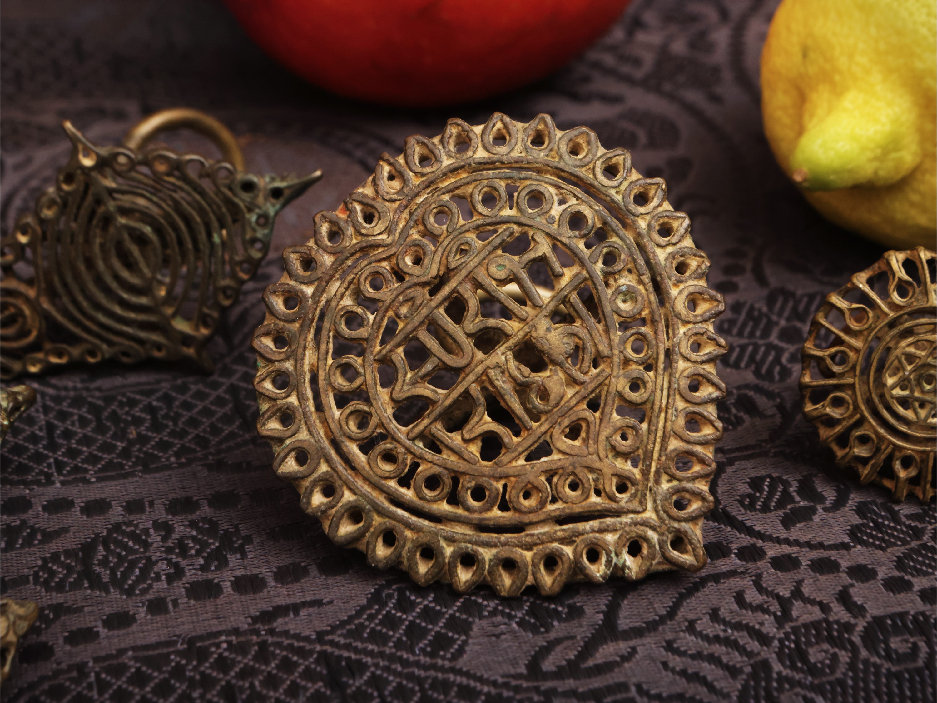 Gruppo di sei timbri indiani in bronzo inciso, sec. XIX–XX