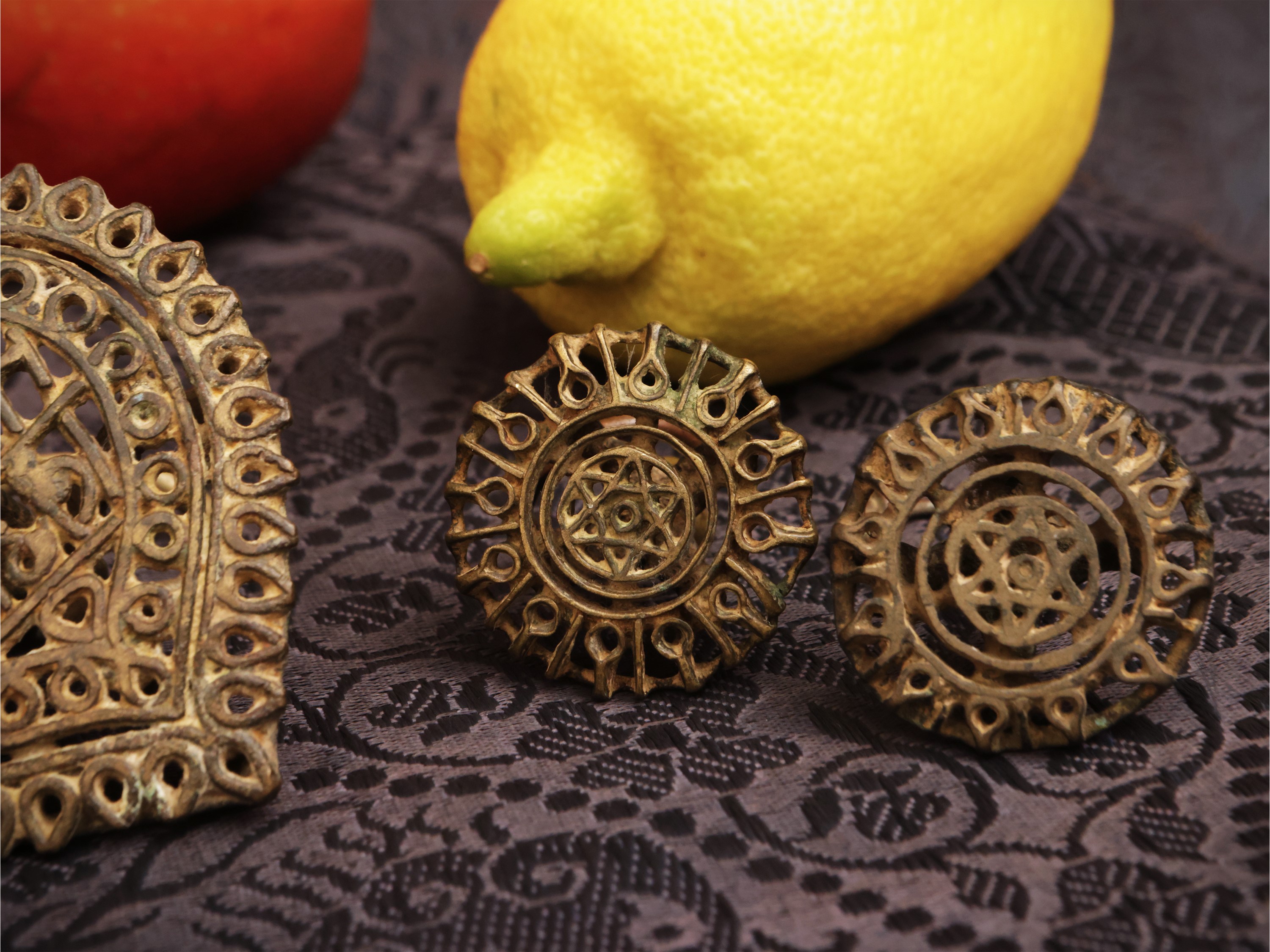 Gruppo di sei timbri indiani in bronzo inciso, sec. XIX–XX