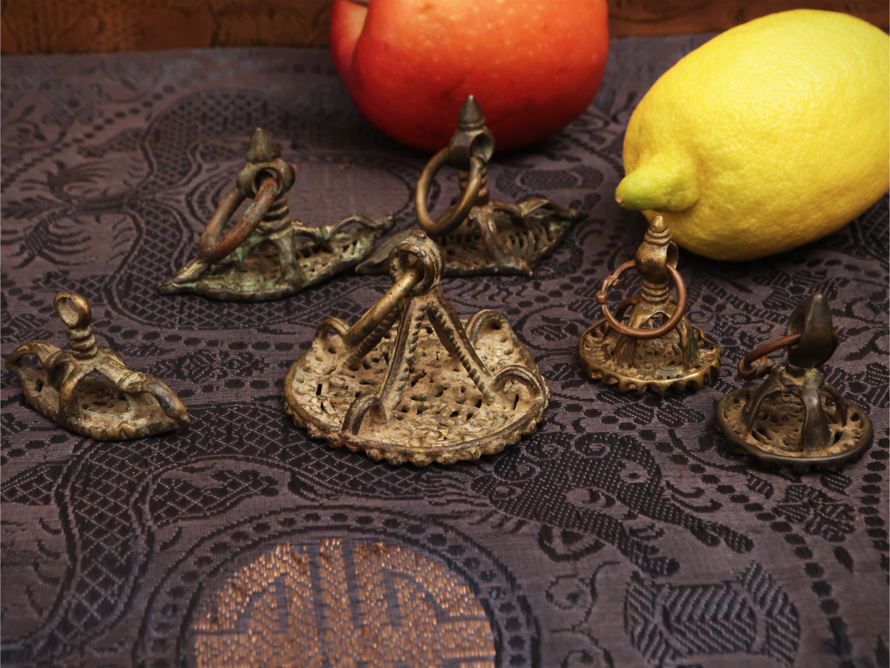 Gruppo di sei timbri indiani in bronzo inciso, sec. XIX–XX