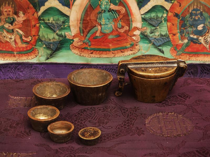 Scatola di pesi da bilancia in bronzo, India, sec. XIX–XX