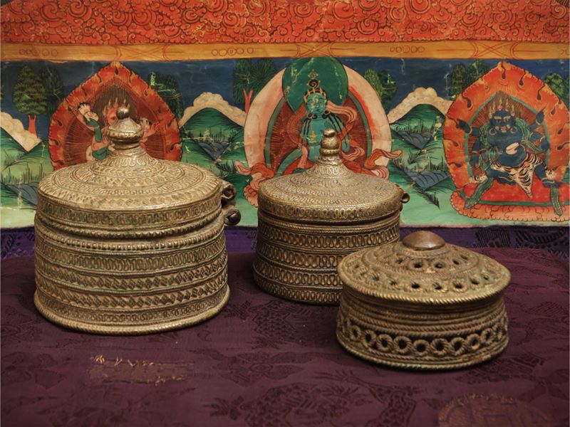 Gruppo di tre scatole indiane in bronzo cesellato, sec. XIX–XX