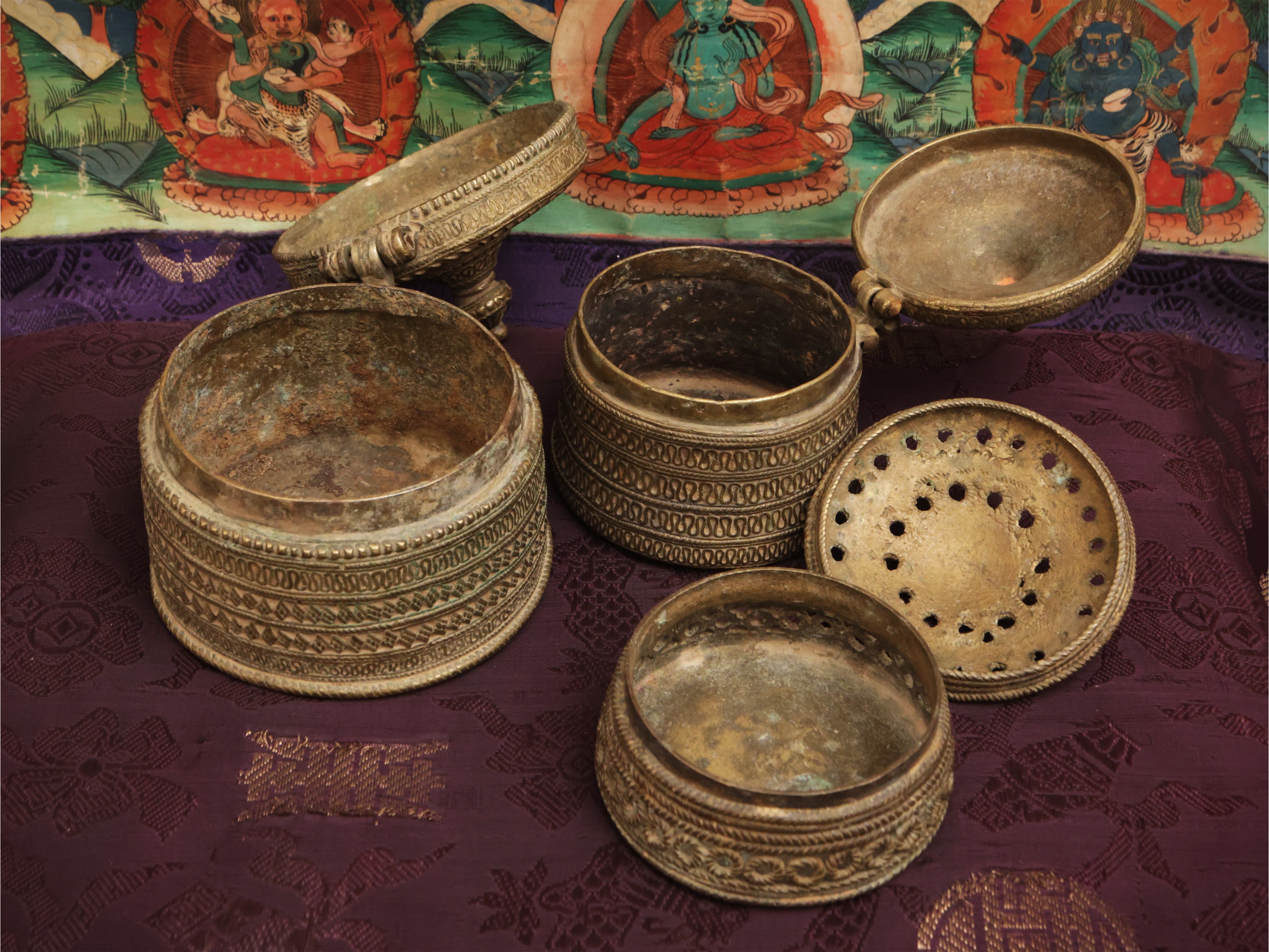 Gruppo di tre scatole indiane in bronzo cesellato, sec. XIX–XX