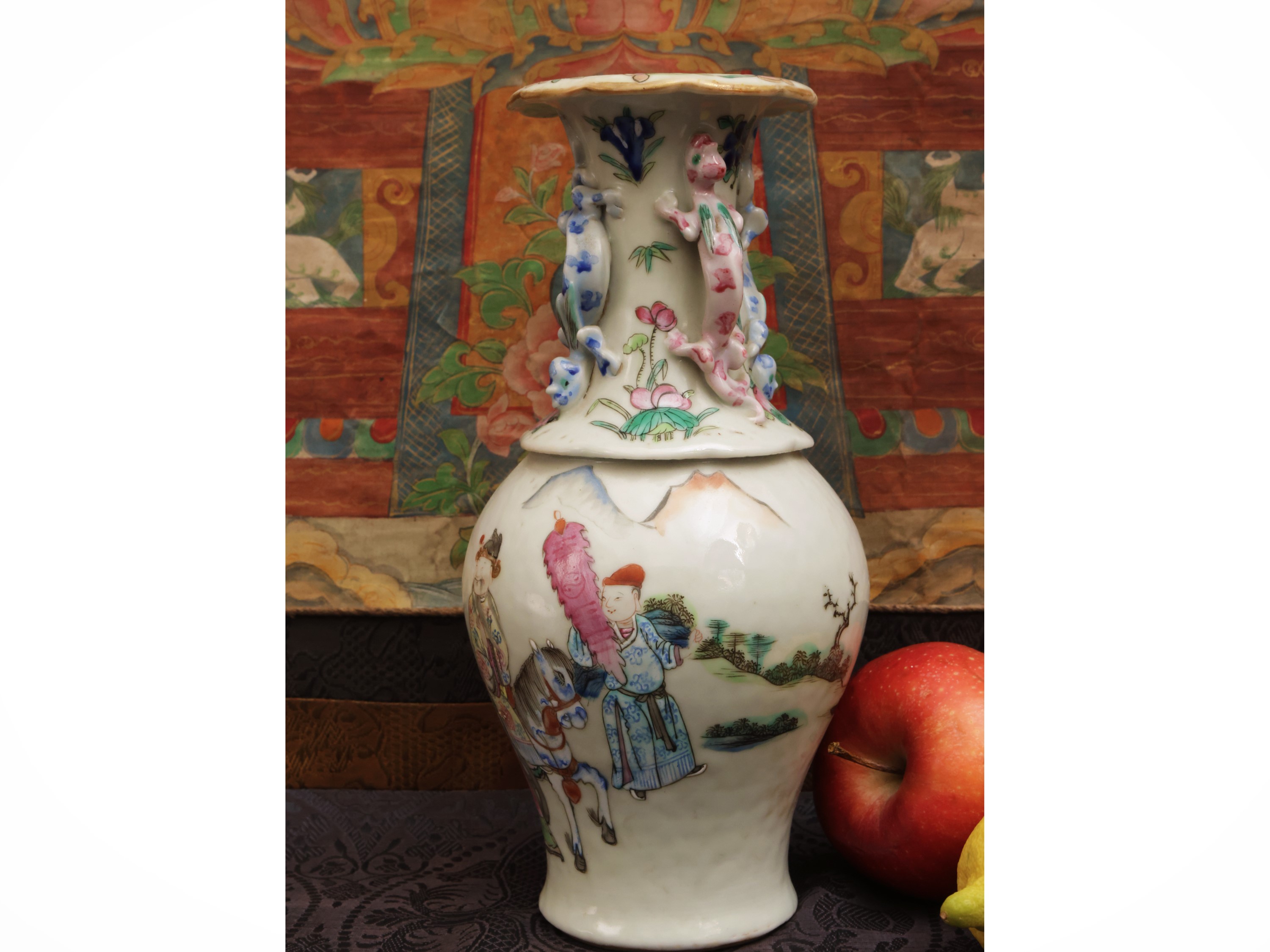 Vaso in porcellana “famiglia rosa” con animali applicati, Cina, dinastia Qing, sec. XIX