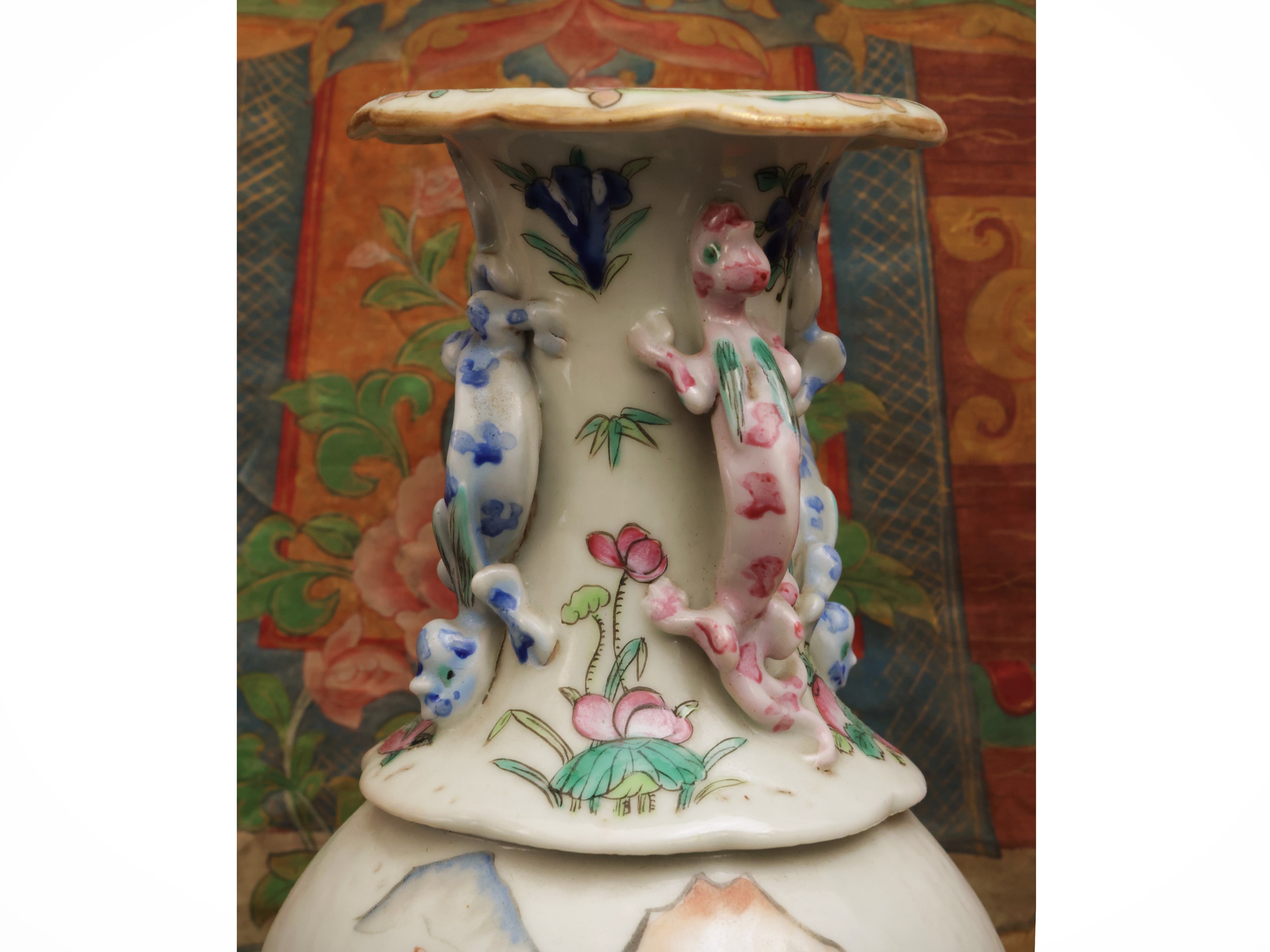 Vaso in porcellana “famiglia rosa” con animali applicati, Cina, dinastia Qing, sec. XIX