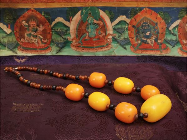Collana in celluloide color ambra in stile tibetano, metà sec. XX  - Asta Arte orientale - Maison Bibelot - Casa d'Aste Firenze - Milano
