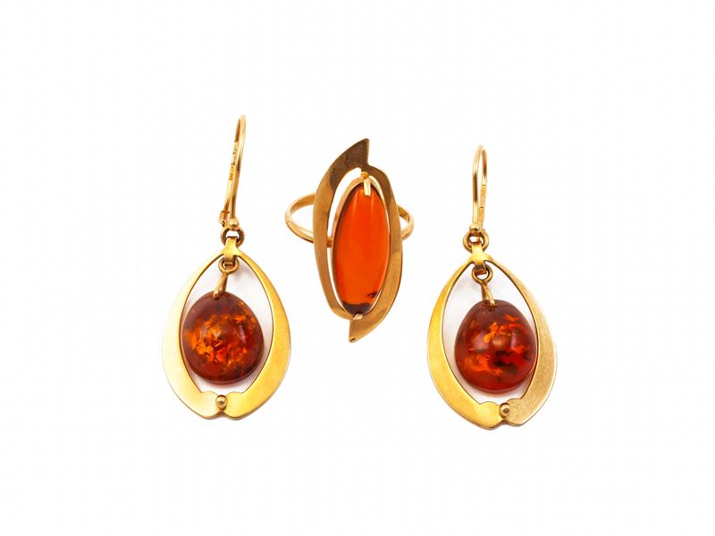 Demiparure composta da orecchini e anello in oro giallo 14 kt con ambra cabochon