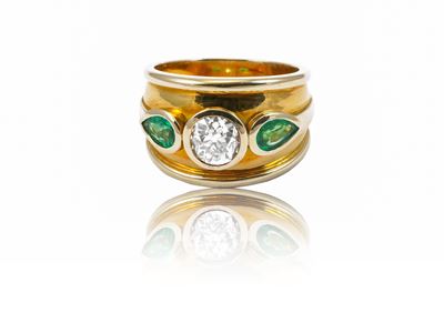 Anello a fascia in oro giallo con diamante taglio antico e smeraldi a goccia