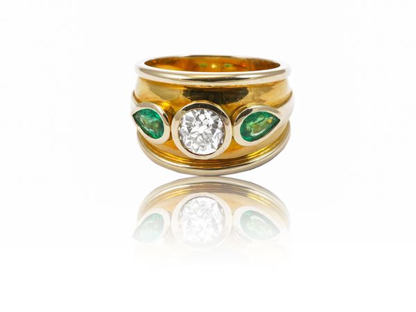 Anello a fascia in oro giallo con diamante e smeraldi