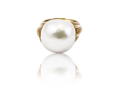 Anello in Oro Giallo con Grande Perla Barocca