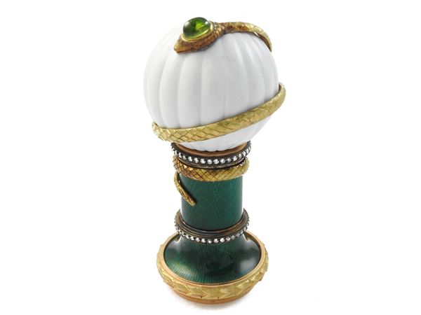 Sigillo da scrivania in oro giallo, argento, diamanti, olivina e smalti policromi