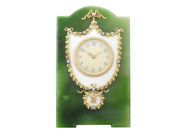 Orologio da tavolo in oro giallo, diamanti, nefrite e smalti policromi su supporto in legno