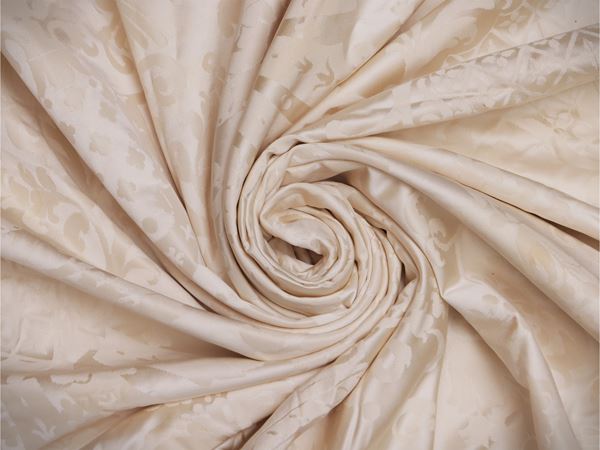 Circular tablecloth in pink silk damask