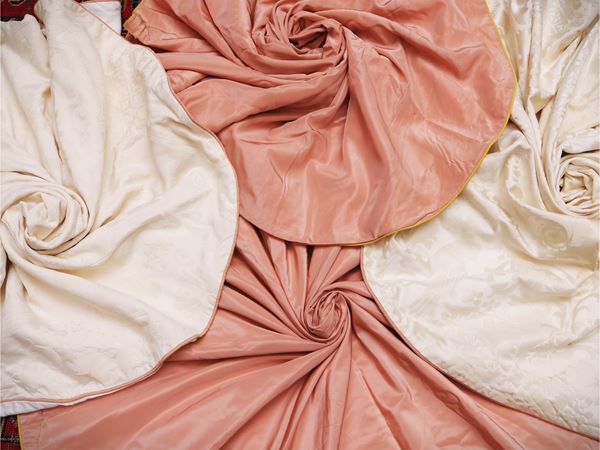 Four circular tablecloths in white or pink silk damask