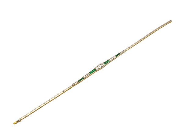Bracciale Decò in oro giallo e platino con diamanti e smeraldi