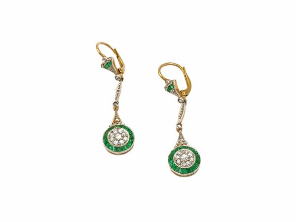Orecchini pendenti in oro giallo 14kt con diamanti e smeraldi