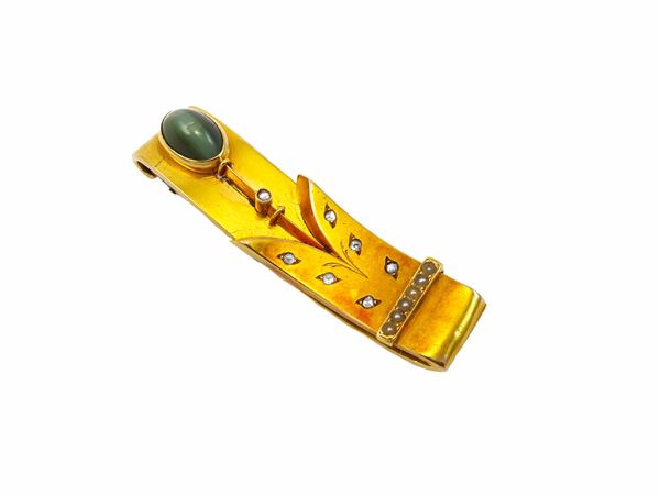 Spilla rettangolare in oro giallo vari titoli con crisoberillo gattaggiante, microperle e diamanti