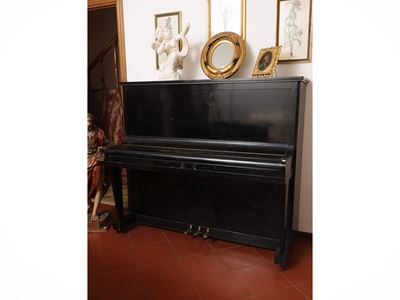 Pianoforte verticale in legno ebanizzato, h cm 134x156x65