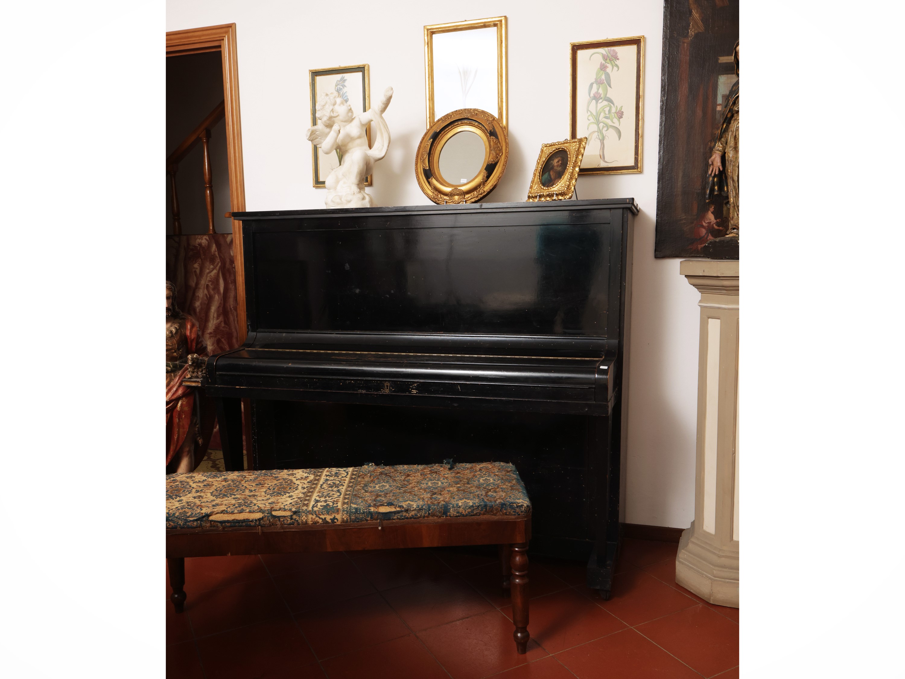 Pianoforte verticale in legno ebanizzato, h cm 134x156x65