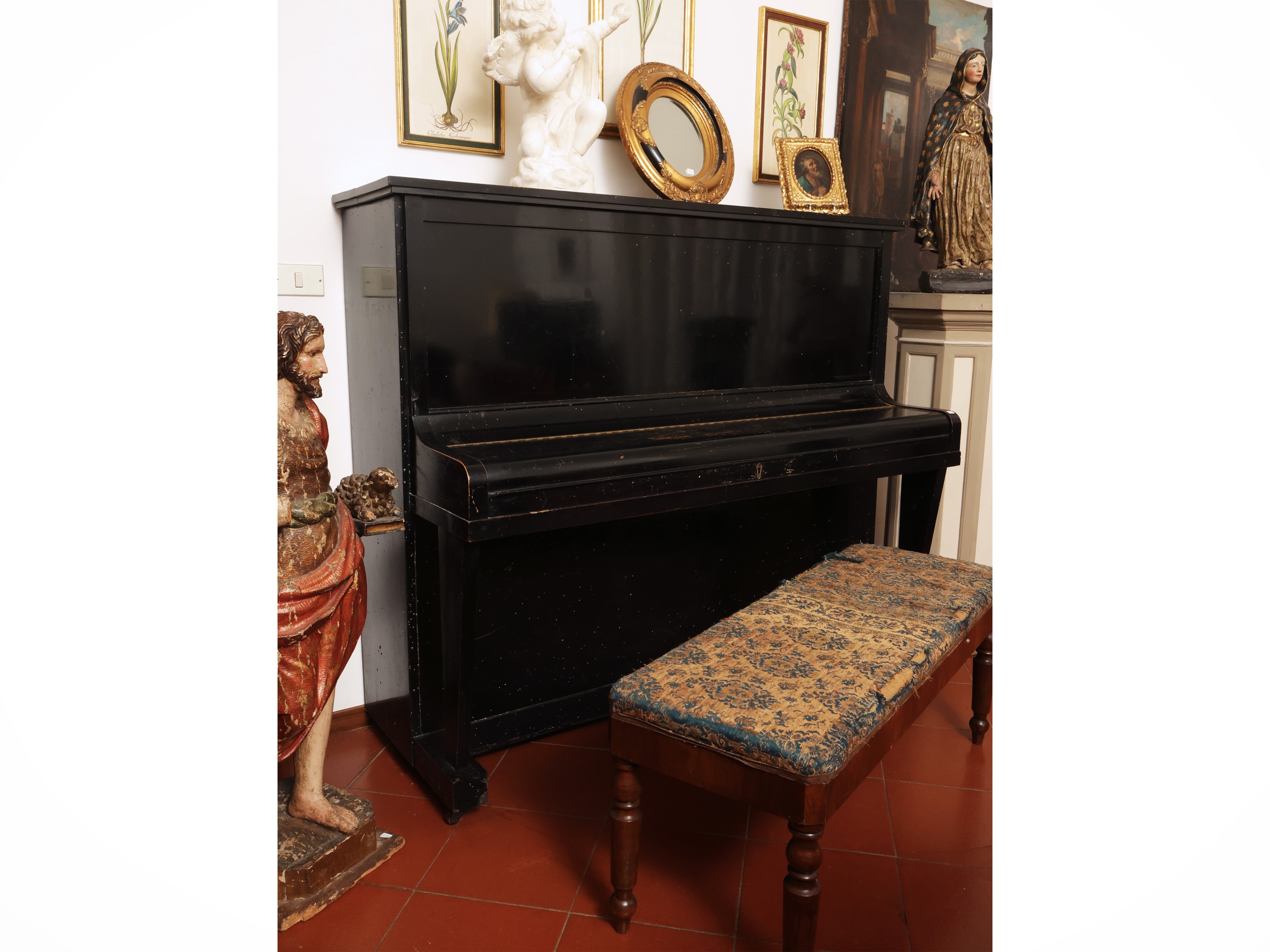 Pianoforte verticale in legno ebanizzato, h cm 134x156x65