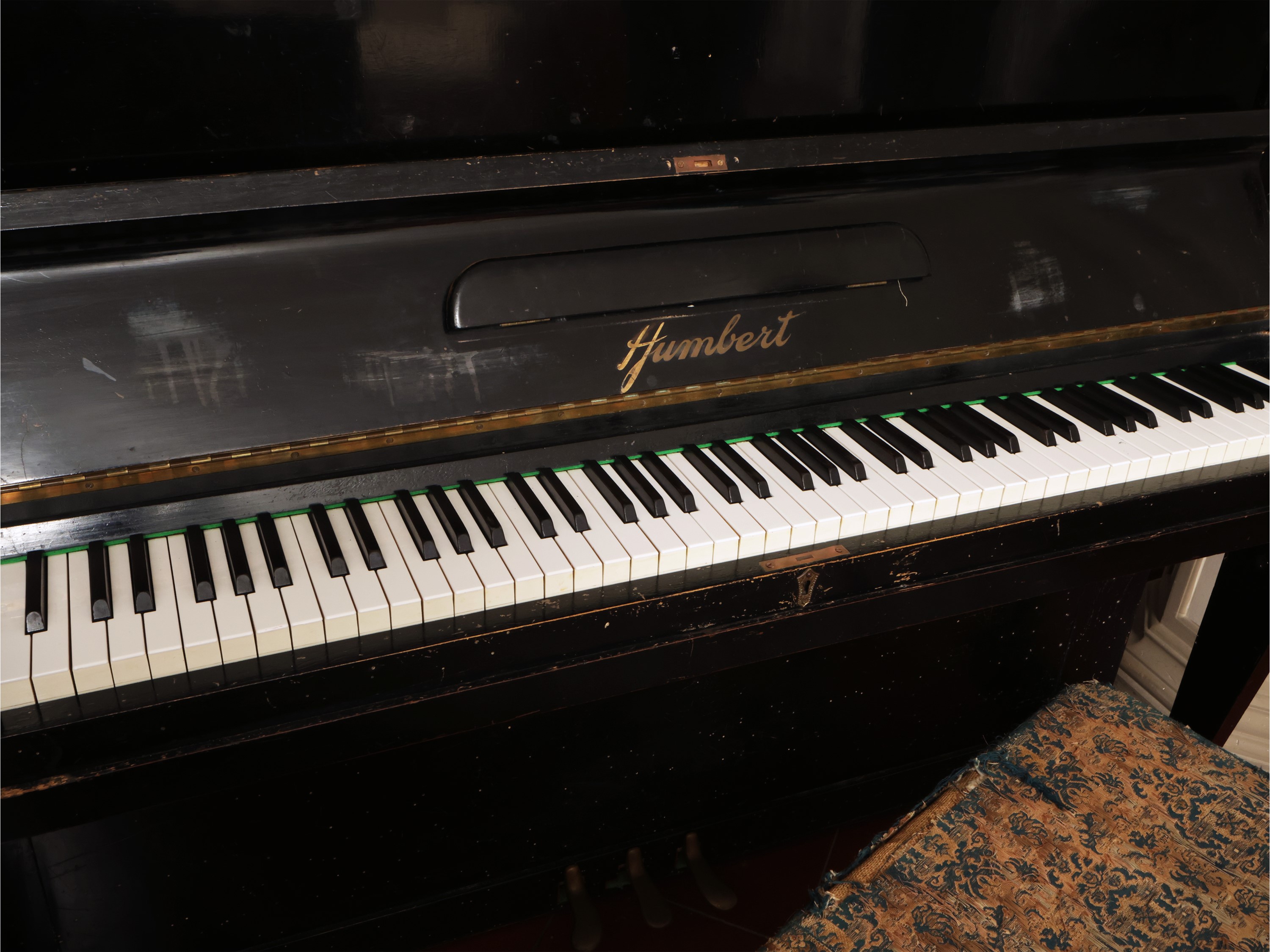 Pianoforte verticale in legno ebanizzato, h cm 134x156x65